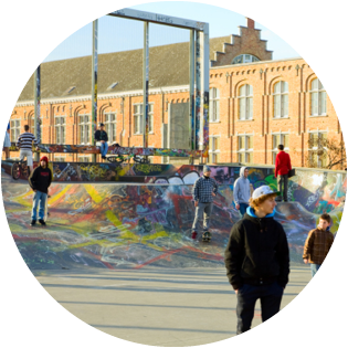 Jeunes dans un skate park